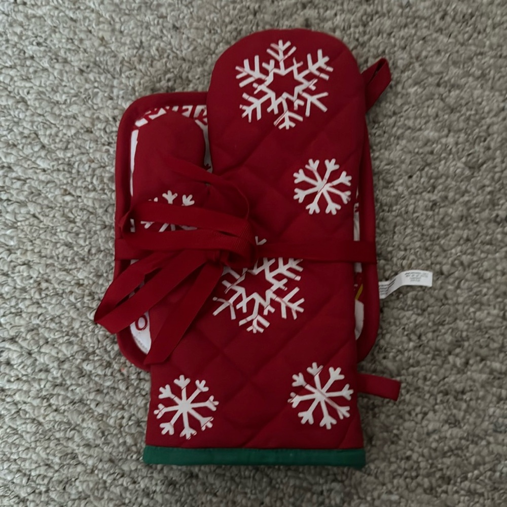Hallmark brand oven mitt and oven pad; never before used.